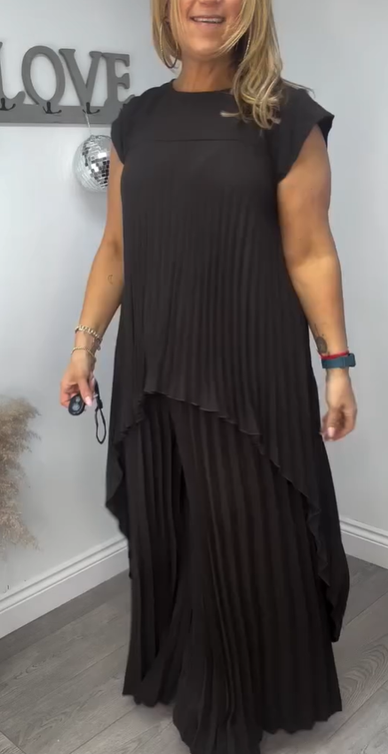 Ensemble composé d'un top midi irrégulier à manches courtes plissées et d'un pantalon à jambe large avec taille élastiquée