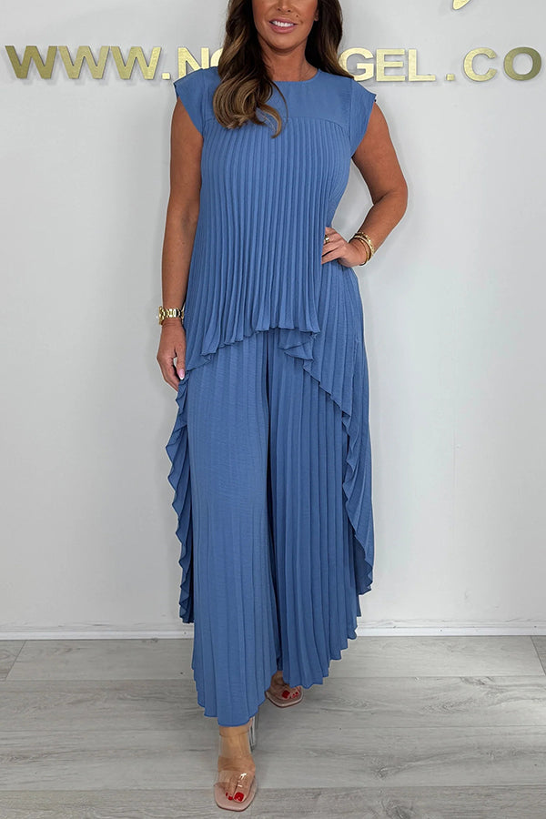 Ensemble composé d'un top midi irrégulier à manches courtes plissées et d'un pantalon à jambe large avec taille élastiquée