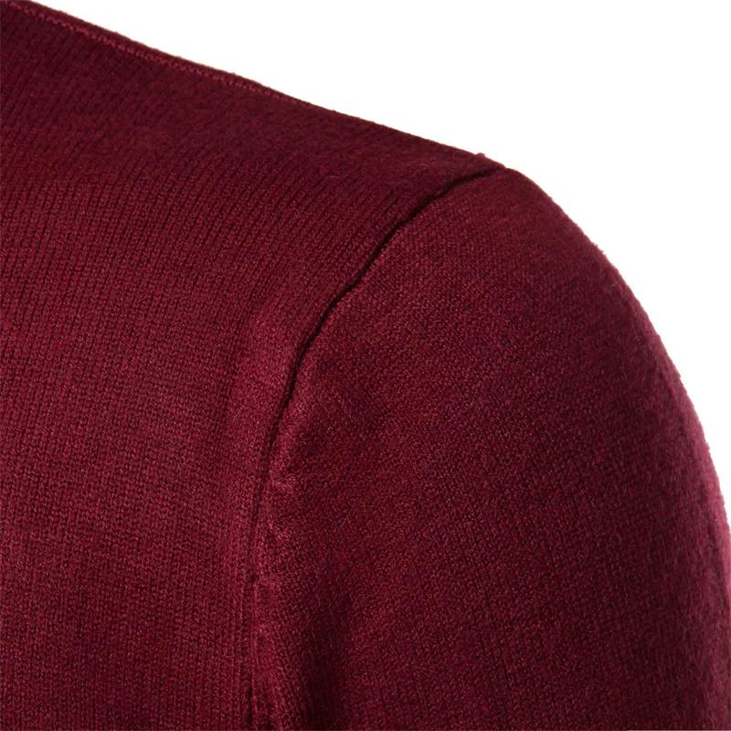 Pull de couleur masculine avec demi-collé