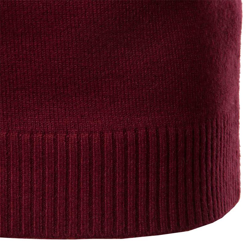 Pull de couleur masculine avec demi-collé