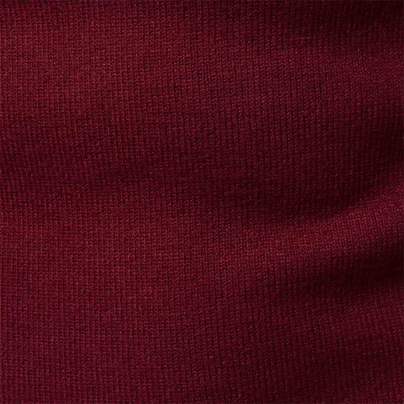 Pull de couleur masculine avec demi-collé