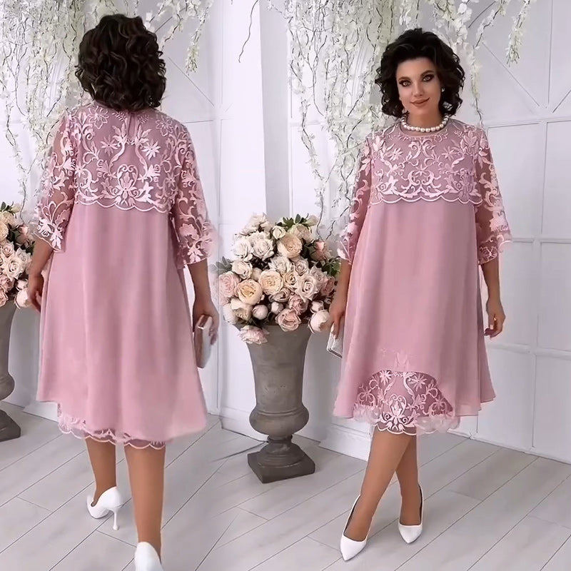 Robe en tulle doux et en dentelle superposée