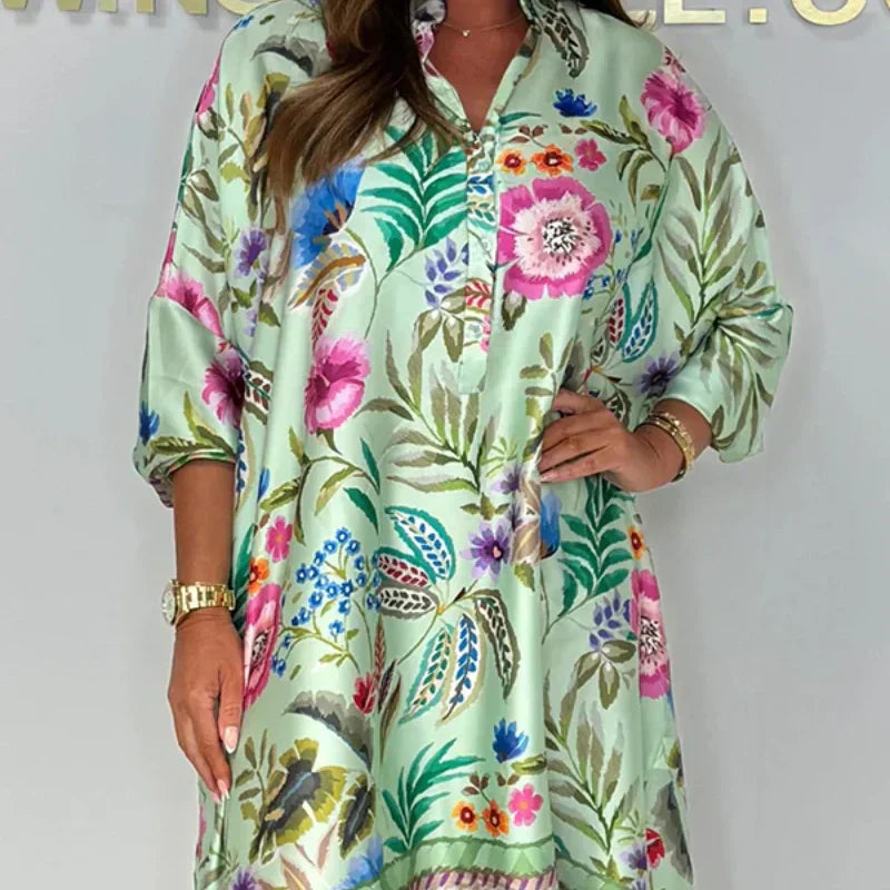 Robe florale ample avec col en V et demi-bouton sur le devant
