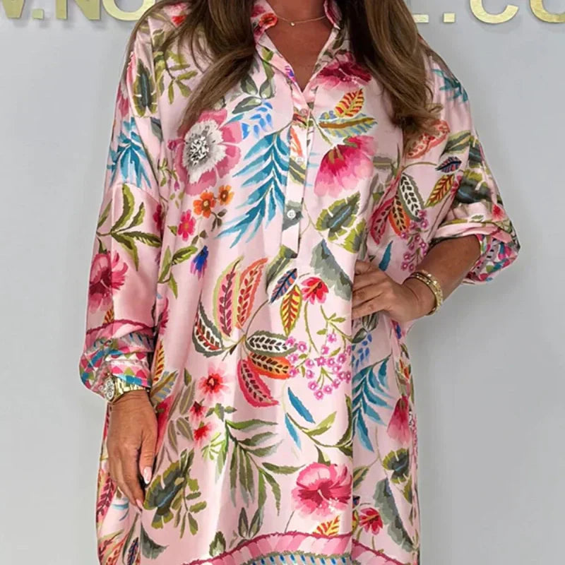 Robe florale ample avec col en V et demi-bouton sur le devant