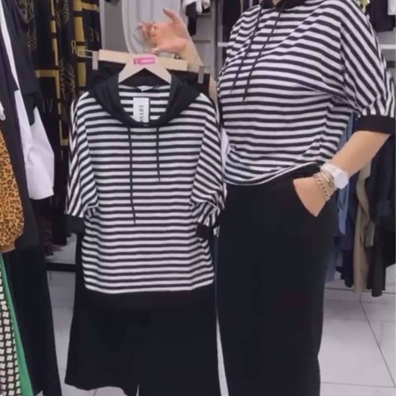 Ensemble pour femme composé d'un haut rayé et d'un pantalon uni