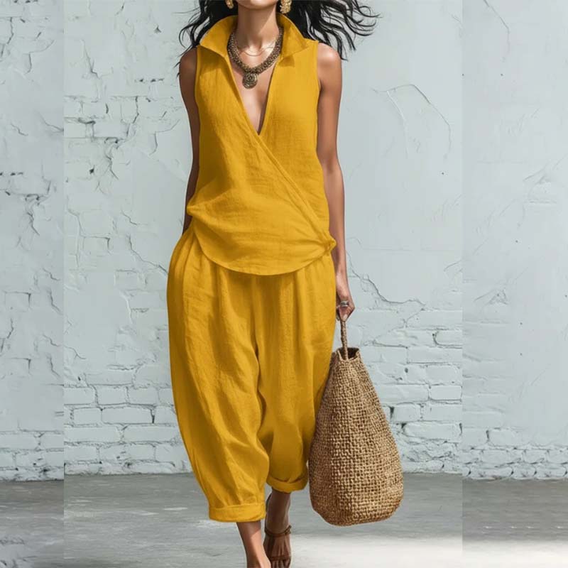 Ensemble composé d'un chemisier sans manches croisé et d'un pantalon à jambes larges