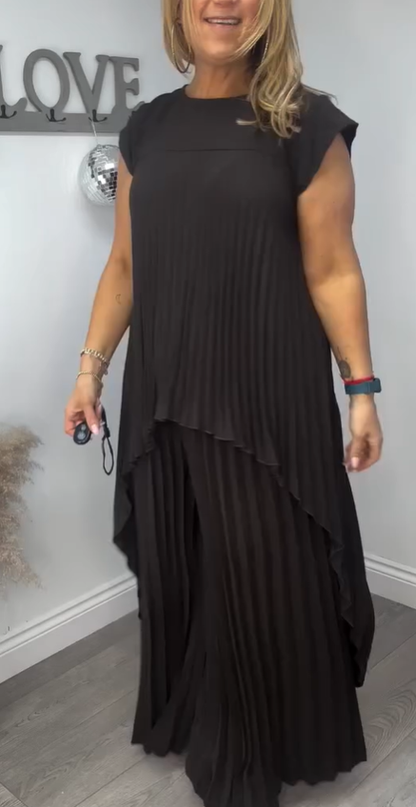 Ensemble composé d'un top midi irrégulier à manches courtes plissées et d'un pantalon à jambe large avec taille élastiquée