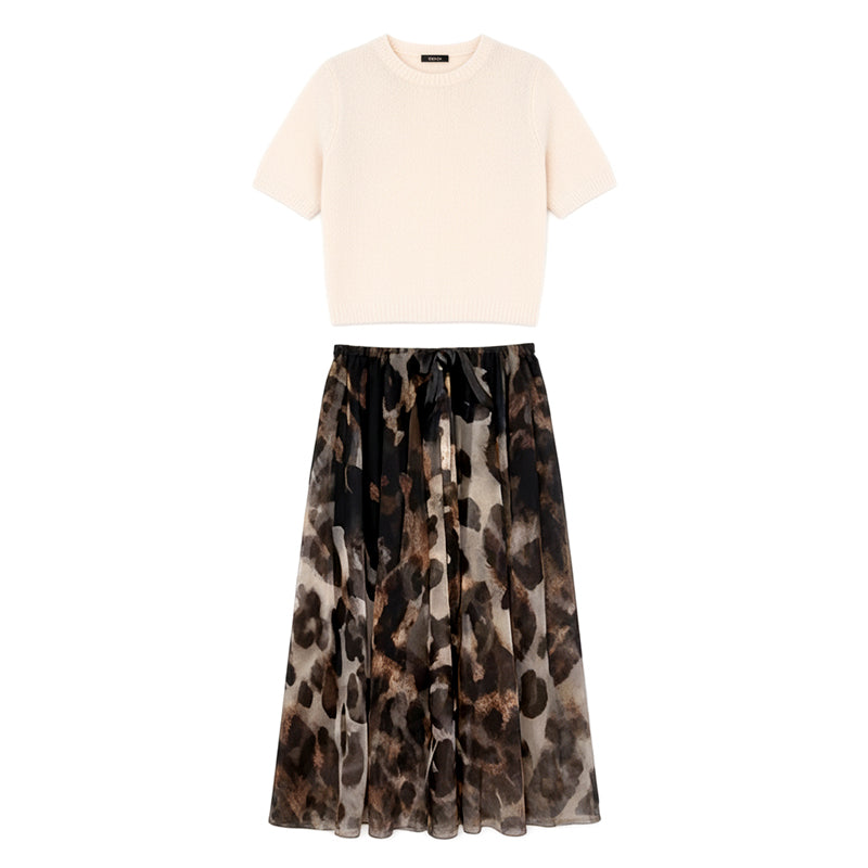 Ensemble deux pièces pour femme composé d'un pull et d'une jupe fluide à imprimé léopard