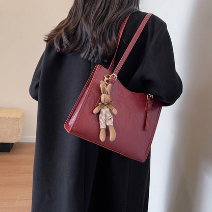 Sac à bandoulière tendance pour femmes avec pendentif poupée