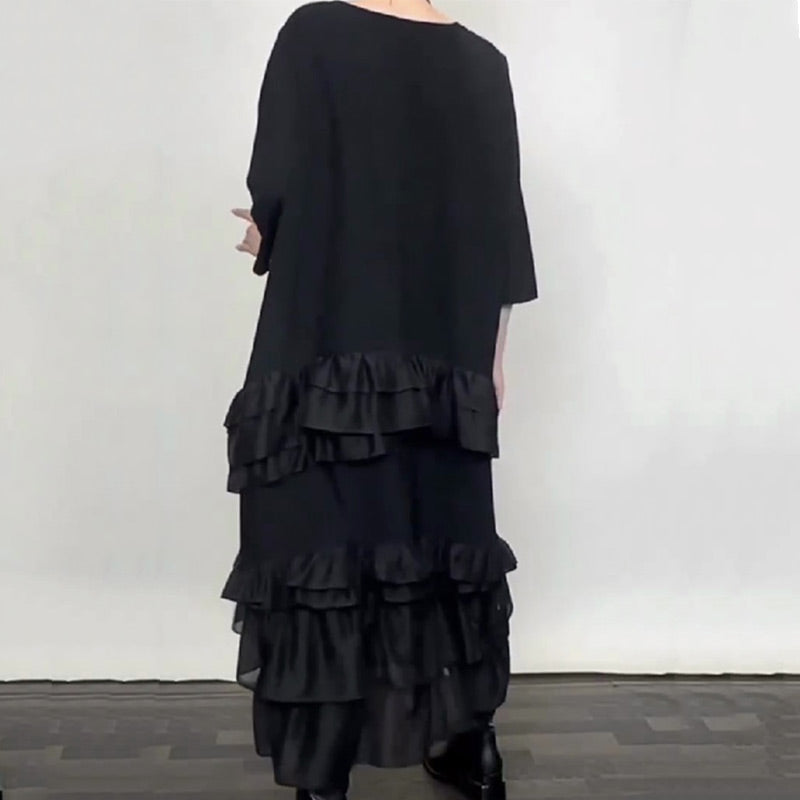 Robe fluide oversize à volants et superpositions