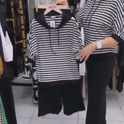 Ensemble pour femme composé d'un haut rayé et d'un pantalon uni