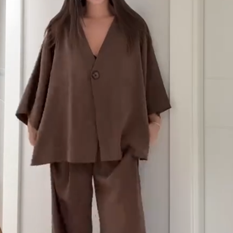 Ensemble deux pièces pour femme : haut élégant à col en V et pantalon large