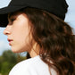 Perruque casquette de baseball 2 en 1 aux cheveux bouclés