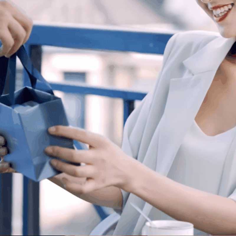 Boucles d'oreilles élégantes en maille rose