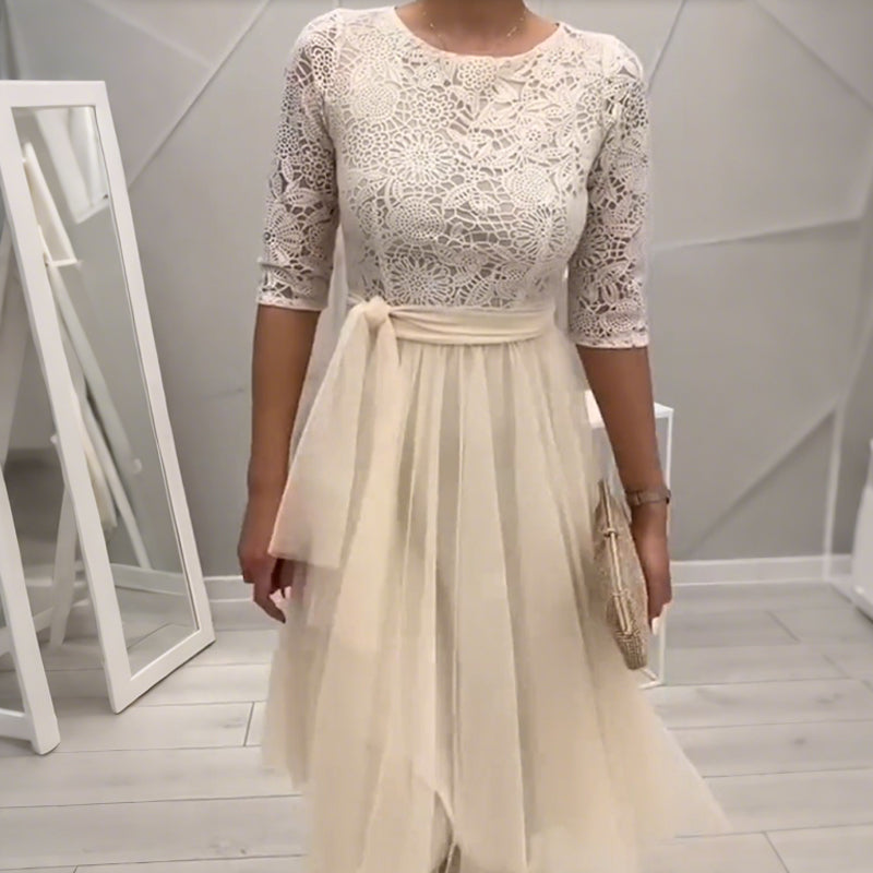 Élégante robe midi en maille à col en dentelle
