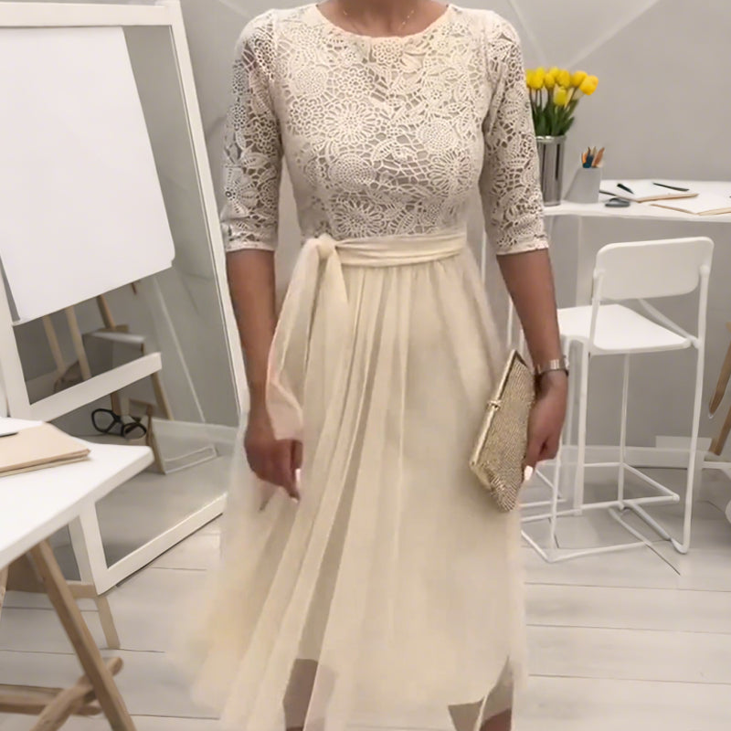 Élégante robe midi en maille à col en dentelle