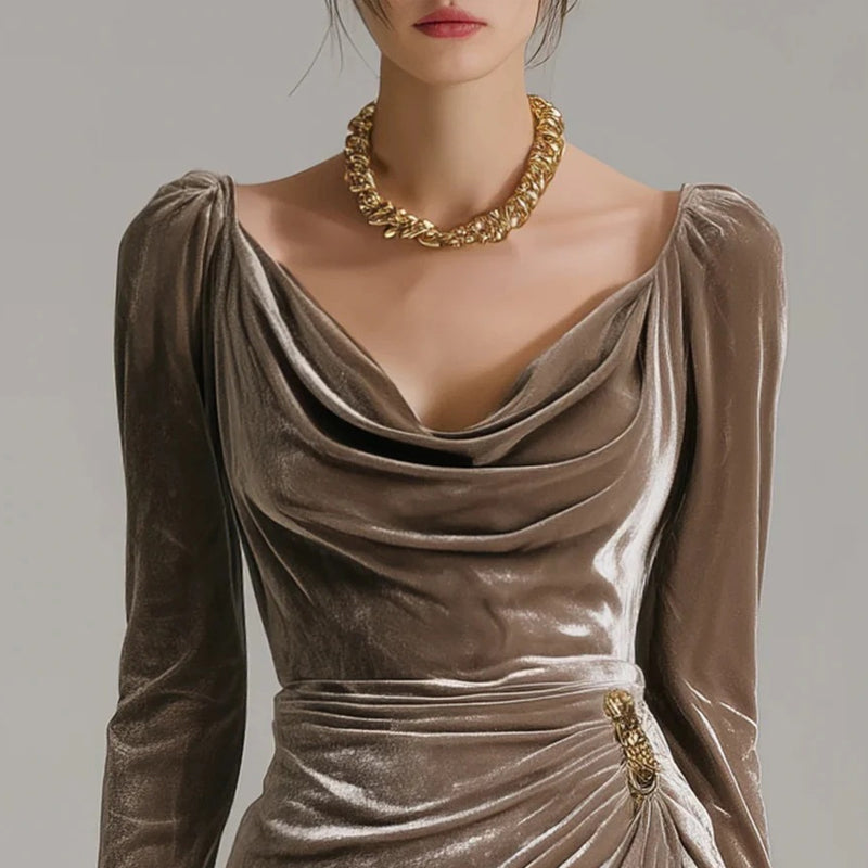 Robe à manches longues, col bénitier, froncée et fendue