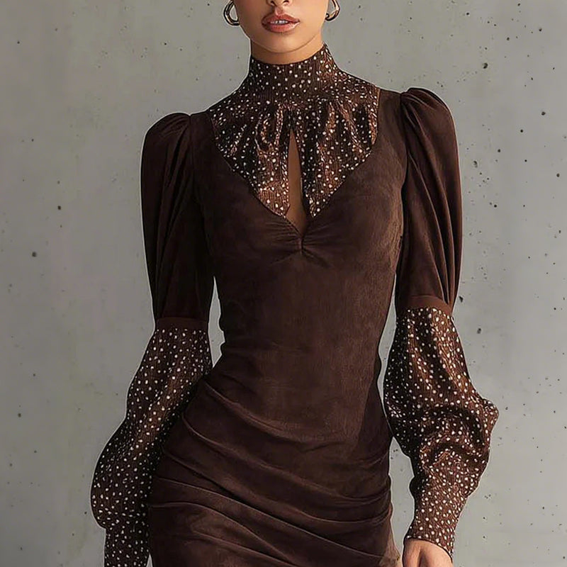 Élégante mini-robe moulante à pois patchwork