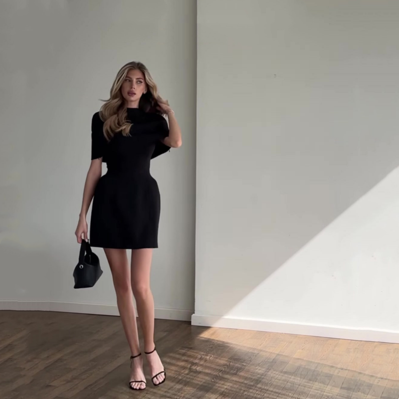Ensemble 2 pièces pour femme : robe à encolure carrée et cape