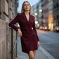 Mini-robe élégante à col en V et coupe cache-cœur pour femme