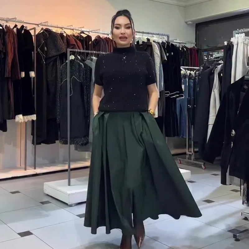 Ensemble élégant composé d'un pull à col haut orné de strass et d'une jupe trapèze