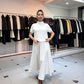 Ensemble élégant composé d'un pull à col haut orné de strass et d'une jupe trapèze