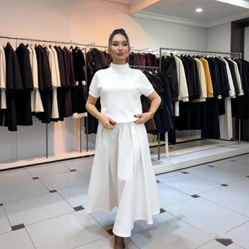 Ensemble élégant composé d'un pull à col haut orné de strass et d'une jupe trapèze