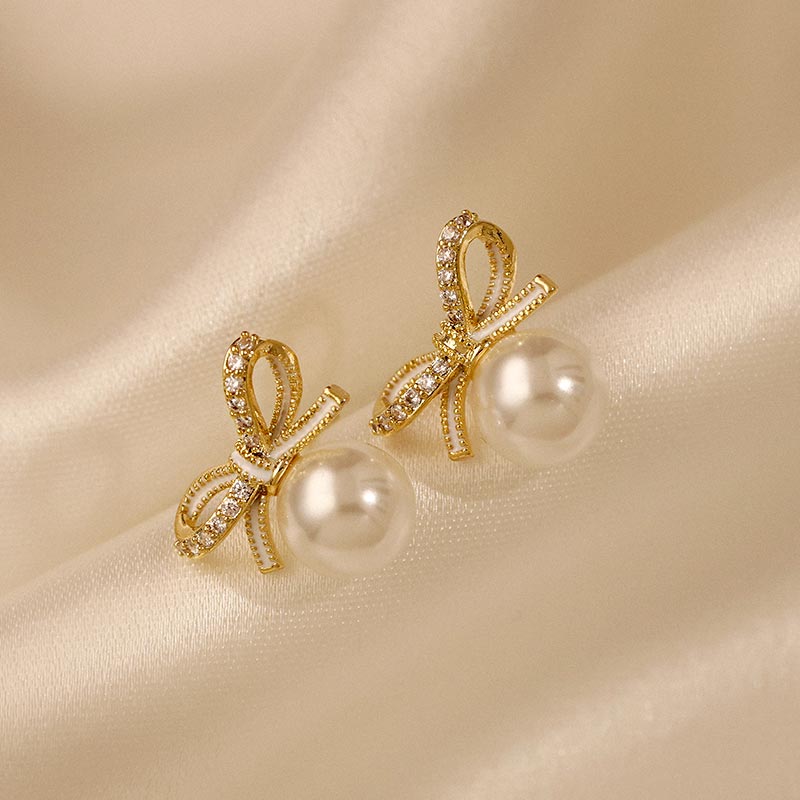 Boucle d'oreille perle classique française, élégante et simple