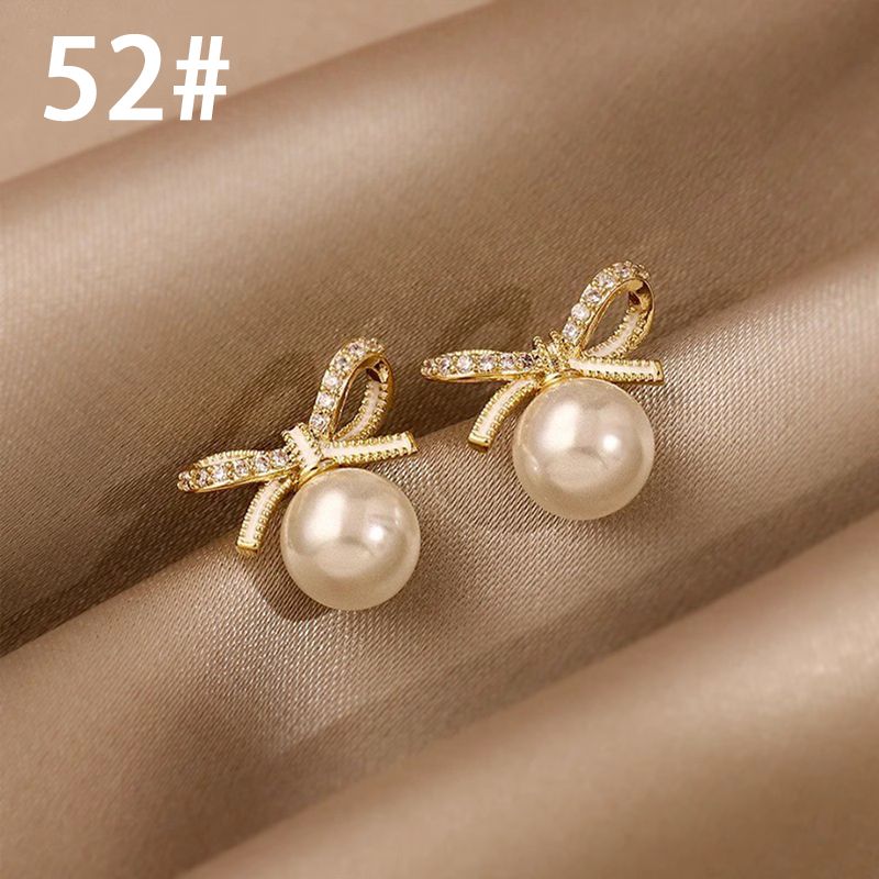 Boucle d'oreille perle classique française, élégante et simple