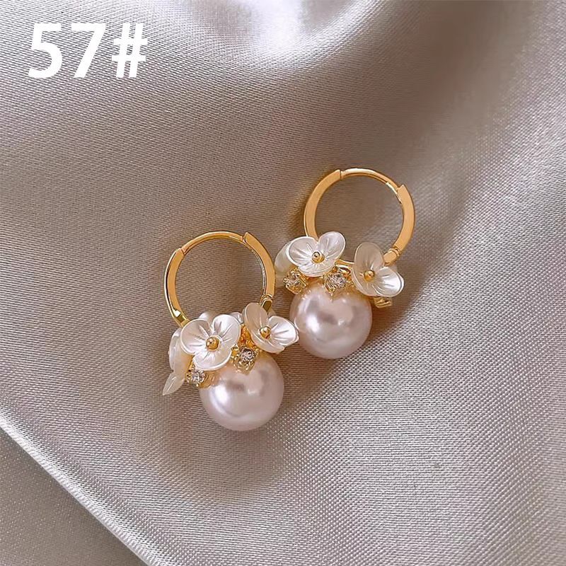 Boucle d'oreille perle classique française, élégante et simple