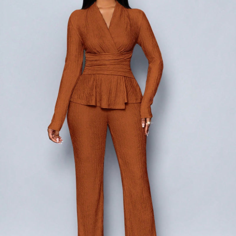 Ensemble 2 pièces pour femme avec haut à basque et pantalon
