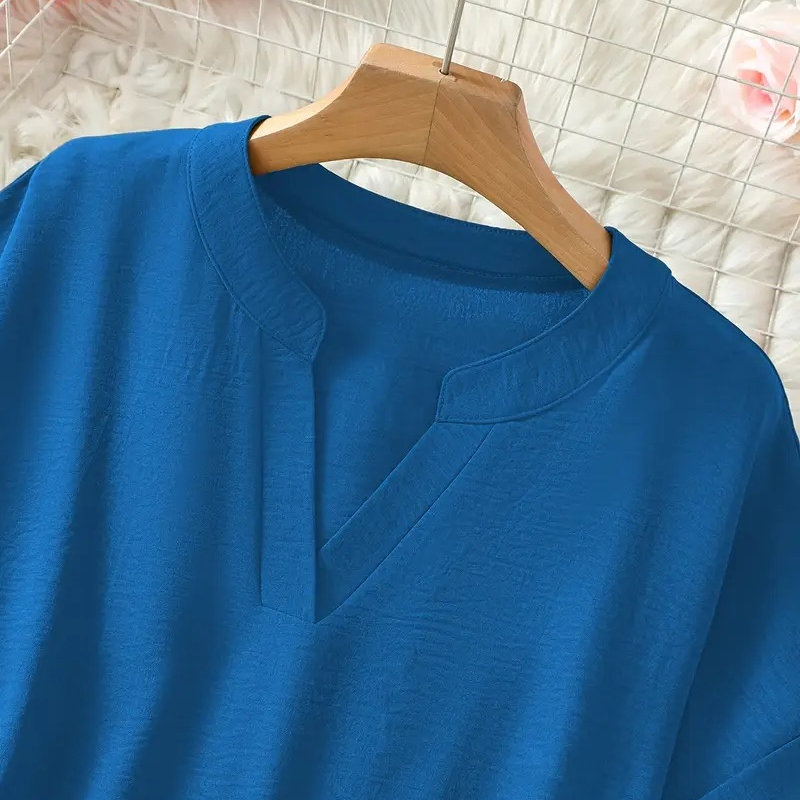 👚60 % DE RÉDUCTION ! 🔥Top ample à manches courtes tendance – Col en V cranté, ourlet asymétrique et tissu léger (5 couleurs, tailles S à 2XL) 🌸