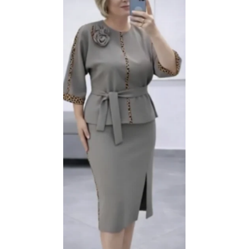 Ensemble pour femme composé d'un haut à basque avec ceinture et d'une jupe crayon