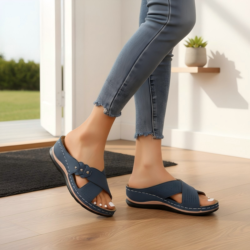 Sandales confortables à talons compensés et lanières croisées en matière perforée