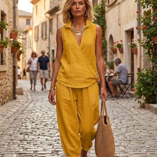 Ensemble composé d'un chemisier sans manches croisé et d'un pantalon à jambes larges