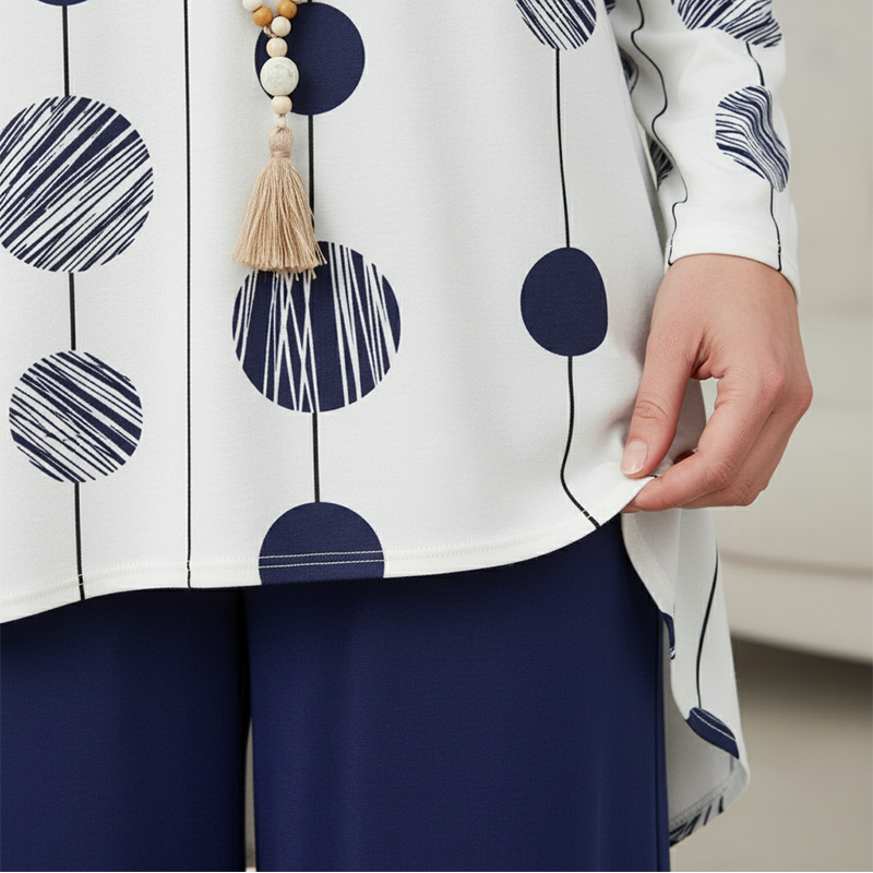Ensemble composé d'un chemisier à manches longues et d'un pantalon à imprimé moderne