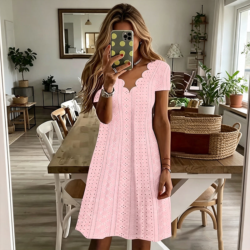 Robe femme à col en V festonné et à œillets