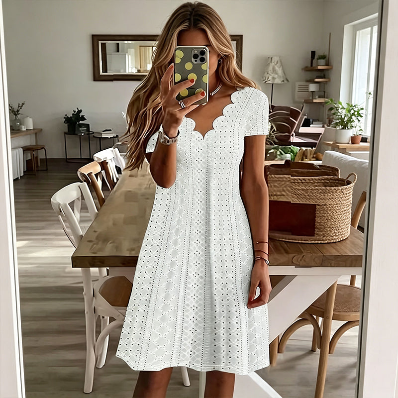 Robe femme à col en V festonné et à œillets