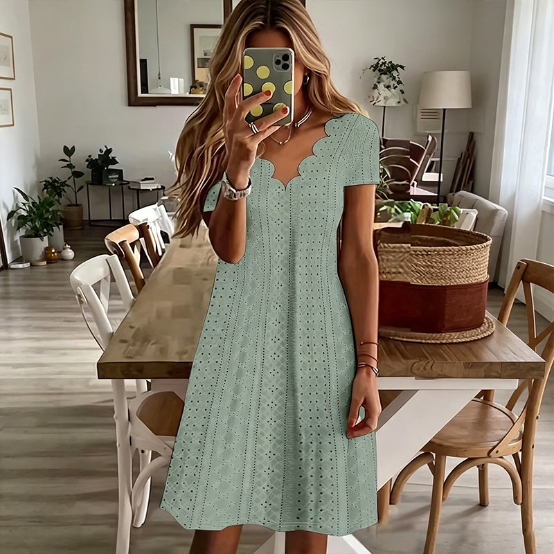 Robe femme à col en V festonné et à œillets