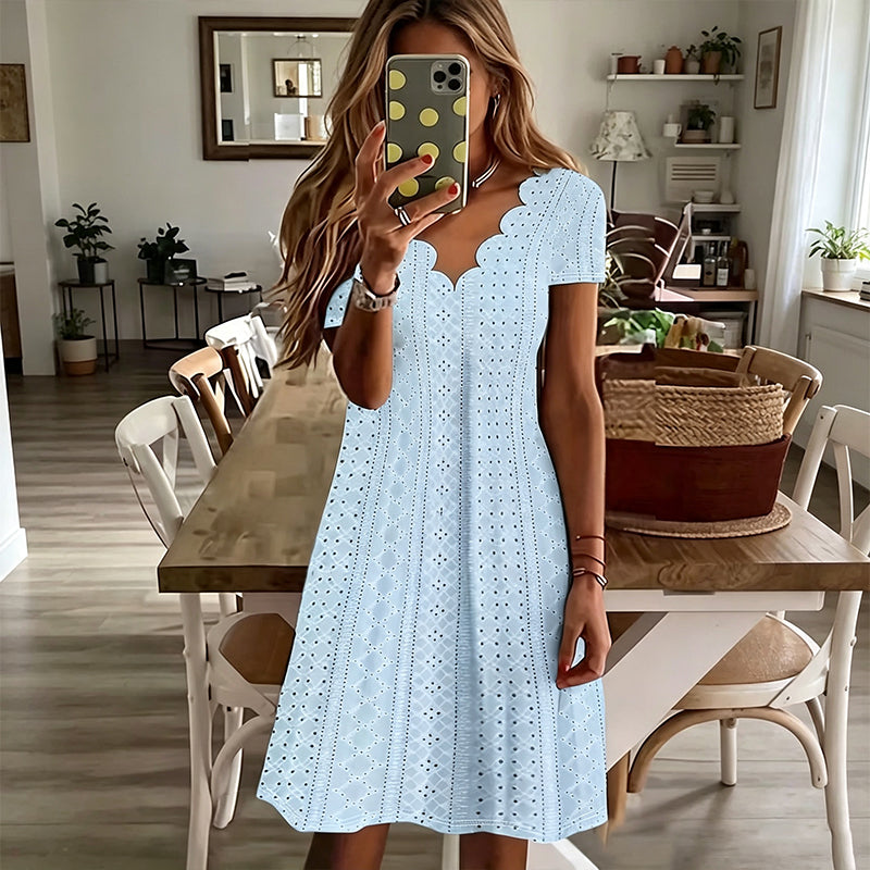 Robe femme à col en V festonné et à œillets